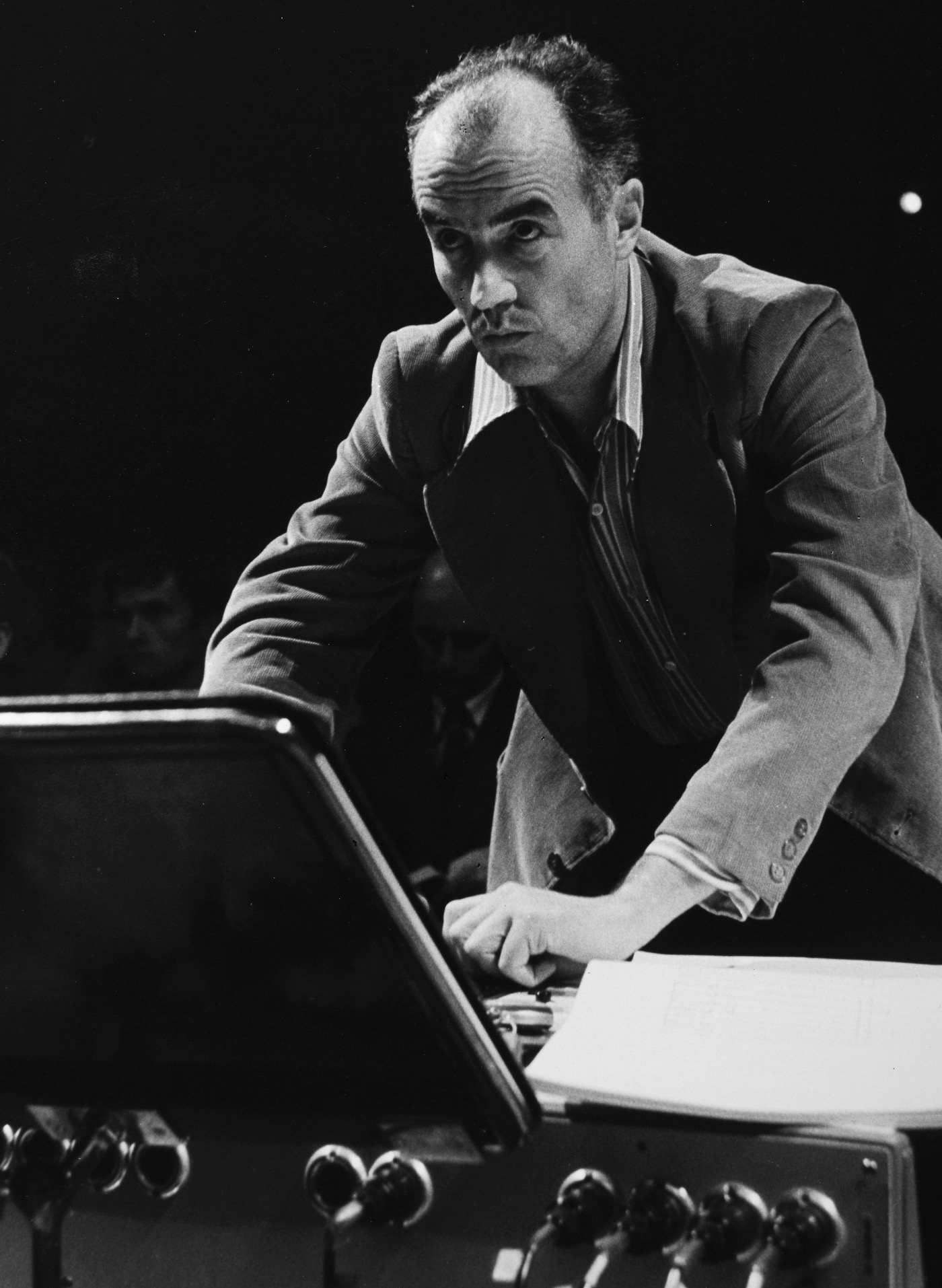 Luigi Nono jako realizator dźwięku w swoim utworze „Como una ola de fuerza y luz” na sopran, fortepian, taśmę i orkiestrę w Filharmonii Narodowej w Warszawie, fot. Andrzej Zborski