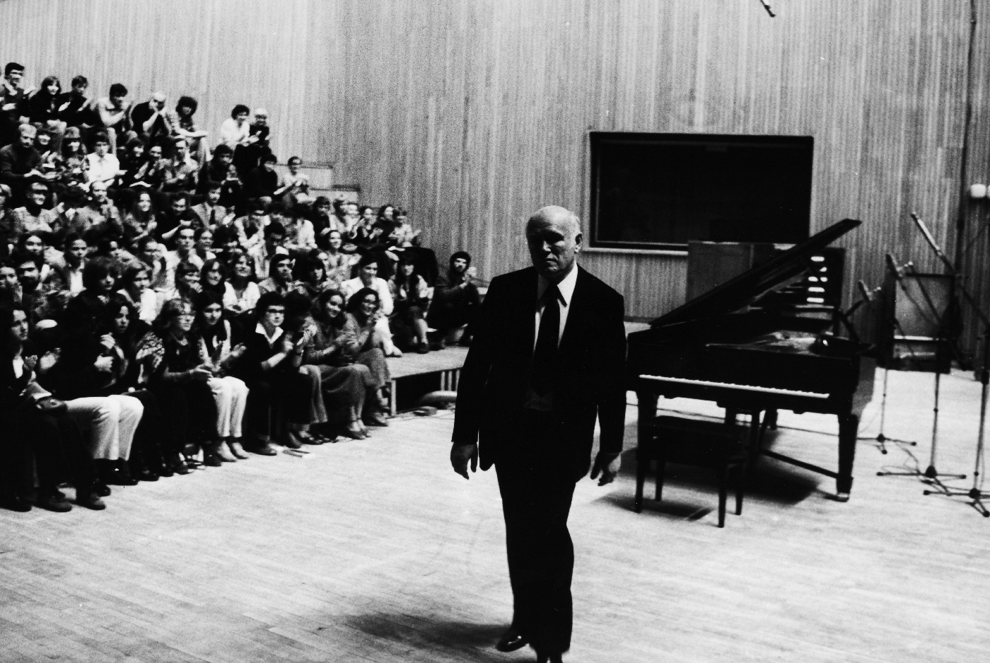 Światosław Richter i publiczność koncertu w Akademii Muzycznej w Warszawie (obecnie UMFC), fot. Jan Hausbrandt